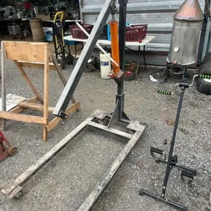 Manual hydraulic engine hoist