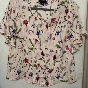 Sz PM Liz Claiborne blouse features a light pink