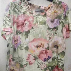 Sz PS Alfred Dunner blouse features a vibrant