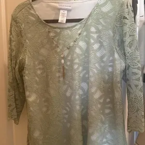 Sz PS Alfred Dunner floral lace mesh top features