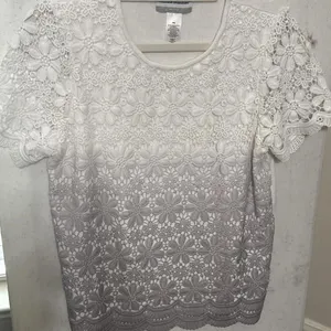 Sz PM Alfred Dunner floral lace top features a