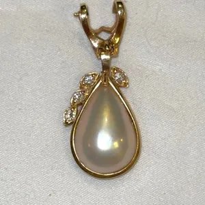 Gorgeous 14K pendant with pearls and diamonds