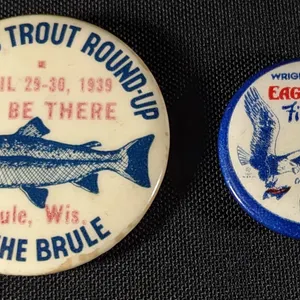 WRIGHT MCGILL EAGLE CLAW FISH HOOKS & RAINBOW TROUT ROUND-UP BRULE WISCONSIN CELLULOID PINBACK BUTTO