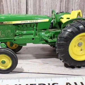 Vintage Ertl 1/16 John Deere 2520 Die-Cast Toy Tractor with Wide Front Axle