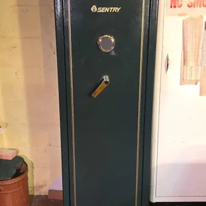 GUN SAFE ~ SENTRY Model R3920 is a 14-gun 9.1 cu ft long-arm security cabinet featuring a forest green steel body, a 3-number mechanical dial combinat