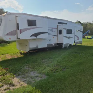 2007 Paradise Pointe 39' camper, needs new awning and linoleum. See photos.