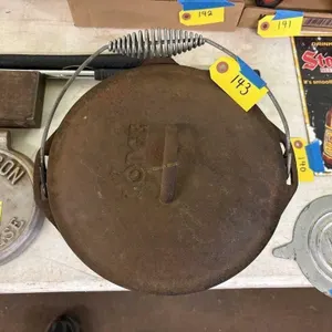 Lodge cast pot with lid