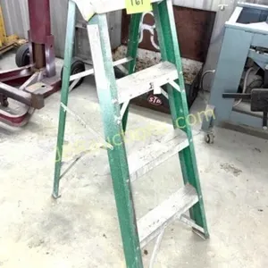 4' FIBERGLASS STEP LADDER