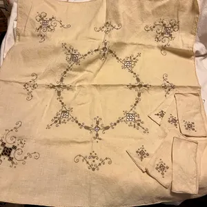 32” Open Work Table Civer and Six Napkins