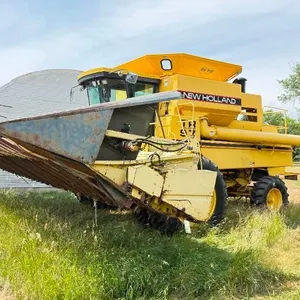 1995 New Holland TR97 Combine
