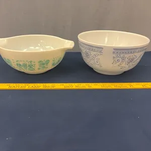 Vintage pyrex bowls