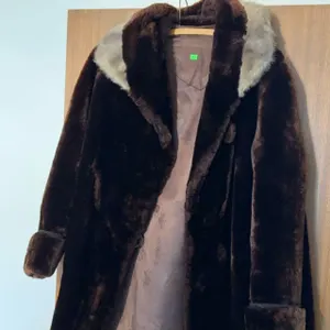 Vintage Brown Fur Coat with Patterned Satin Lining and Light Fur Collar