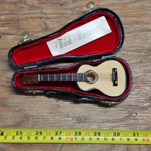 Musik miniature guitar collectable