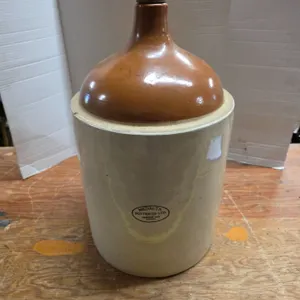 Large medalta crock- has cracks