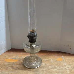 Glass oil lamp with chimney- has crack in chimney