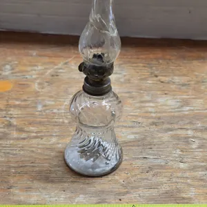 Mini oil lamp with chimney
