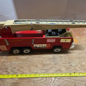 Vintage tonka fire truck- 19"L- has broken ladder