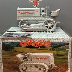ERTL 1:16 1926 Caterpillar 2 Ton Track Tractor.