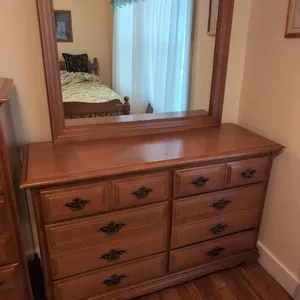 Maple dresser & mirror match lots 6b, 10b
