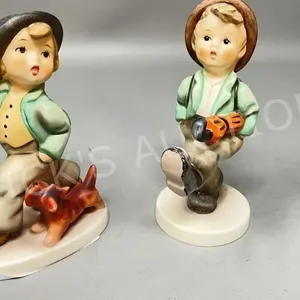 Hummel pair-strolling along, globe trotter 5 1/4"