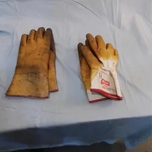 2 pair of high temperature gloves
