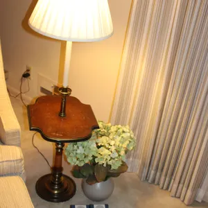 Table, Lamp & Décor
