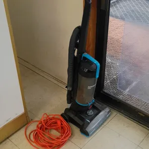Bissell PowerForce Helix upright bagless vacuum cleaner. Features transparent dirt container, stretch hose, and multi-surface floor brush head. Includ