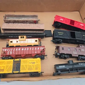 Assorted vintage American flyer, ho scale train cars.