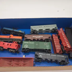 Assorted American flyer, h* scale train cars.