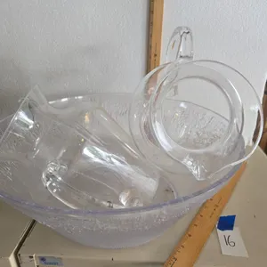 Plastic salad and drink serving containers