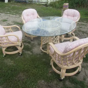 Glass Top Table w/(4) Chairs On Casters