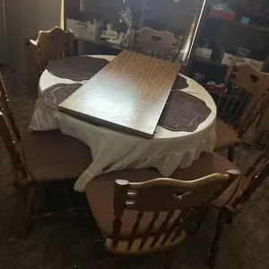 Table and chairs with an extra leaf with