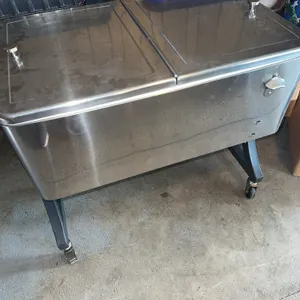 Insulated drink cooler/chest on wheels