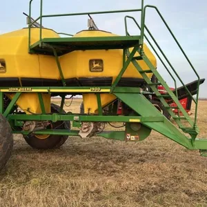 JD 1900 tow between air cart, S/N T695445