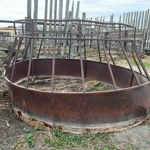 Skirted rnd bale feeder