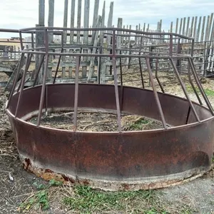 Skirted rnd bale feeder