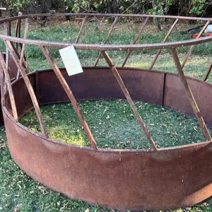 Skirted rnd bale feed ring