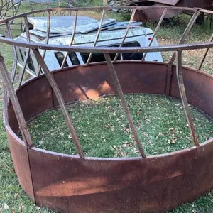Skirted rnd bale feed ring
