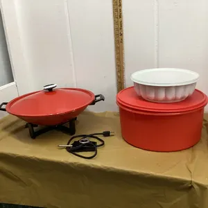 WESTBEND ELECTRIC WOK, LARGE  TUPPERWARE BOWL W/LID  & TUPPERWARE JELLO MOLD