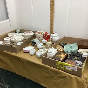 2 FLATS OF TRINKET BOXES, RING HOLDERS, LIPSTICK CASE, TISSUE HOLDER