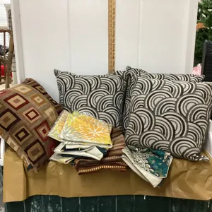 (4) THROW PILLOWS & VARIOUS PILLOW SHAMS