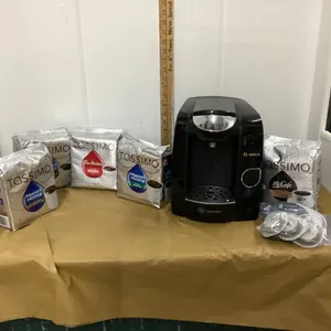 BOSCH COFFEE MAKER & VARIETY OF TASSIMO PODS