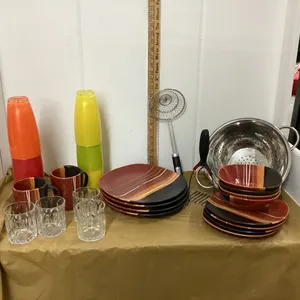 BOX W/ MISC KITCHEN ITEMS - (4) PLACE DISH SET