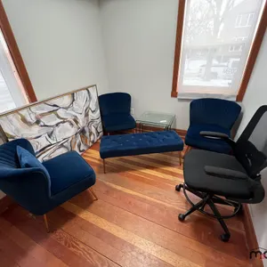 Chairs & Artwork
 UNRESERVED