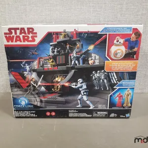 BB8 2-In-1 Mega Playset w/ (2) Small Figures
 UNRESERVED