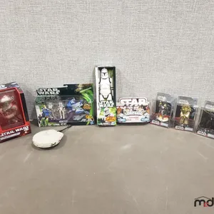 Box w/ Star Wars Christmas Ornaments & More SW Figures 
 UNRESERVED