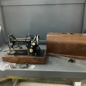 ANTIQUE SINGER SEWING MACHINE IN WOOD CASE