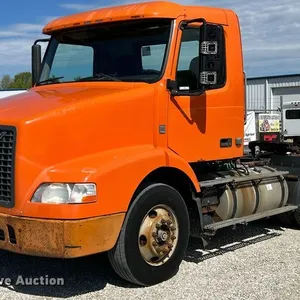 2008 Volvo VNM semi truck