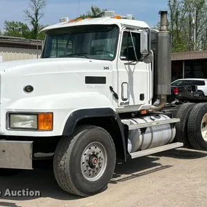 2001 Mack CL713 semi truck