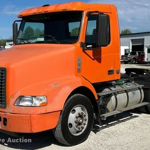 2009 Volvo VNM semi truck